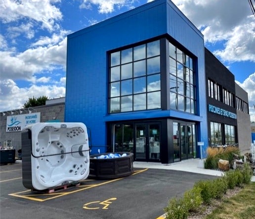 Magasin spécialisé en piscines et spas Poséidon avec façade moderne et spas en démonstration extérieure au Québec