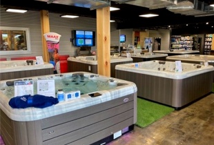 Salle de montre de spas avec modèles en démonstration en magasin spécialisé pour achat et entretien de spas au Québec